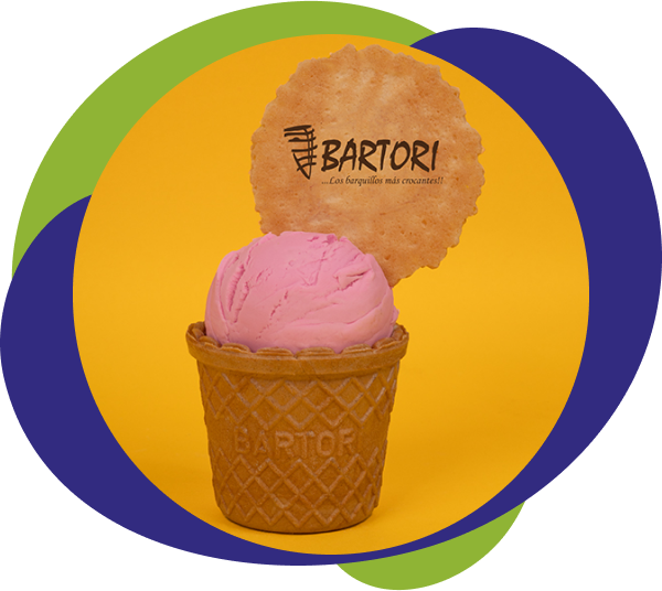 Vasito con helado de fresa y oblea encima - BARTORI Lider en fabriación de conos y barquillos